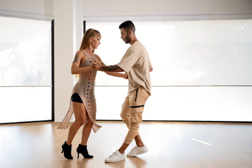 Dlaczego warto zdecydować się na kurs tańca towarzyskiego?